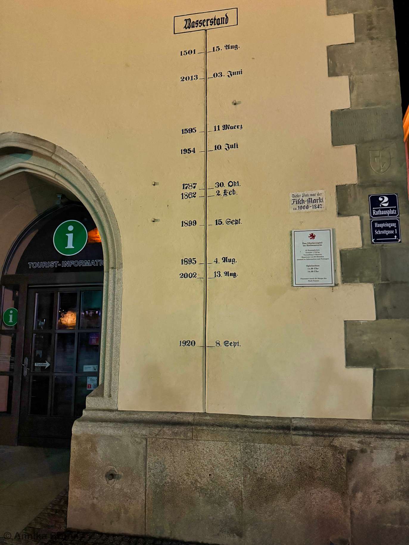 Hochwasseranzeige am Rathaus Passau